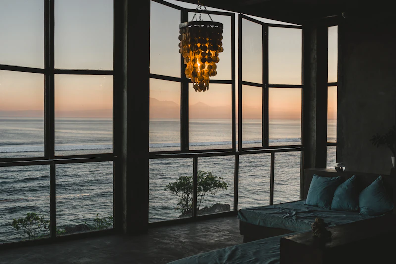 Deniz manzaralı villa salonunda oturma grubu
